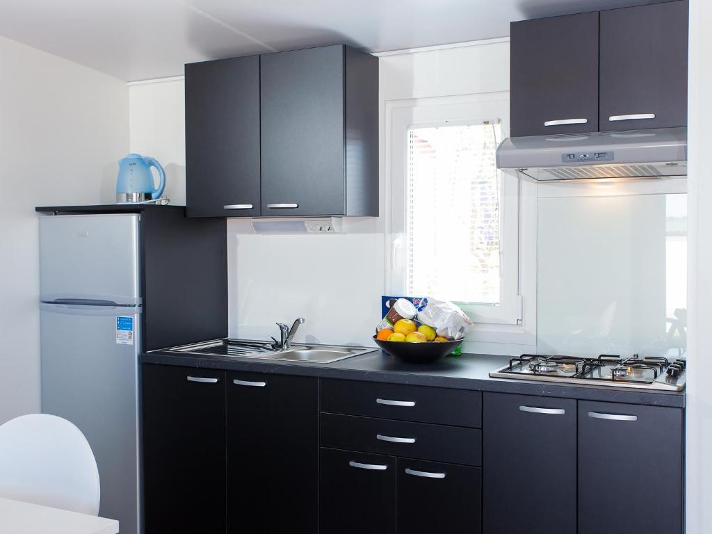 Camping Adria Mobile Homes In Camping Kastanija Novigrad Istria Værelse billede