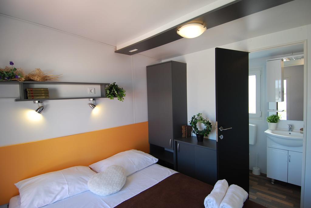 Camping Adria Mobile Homes In Camping Kastanija Novigrad Istria Eksteriør billede